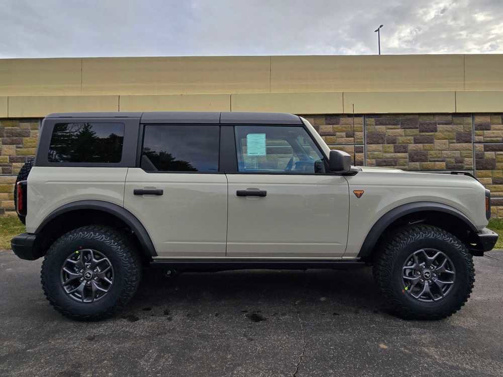 New 2025 Ford Bronco Badlands image 2
