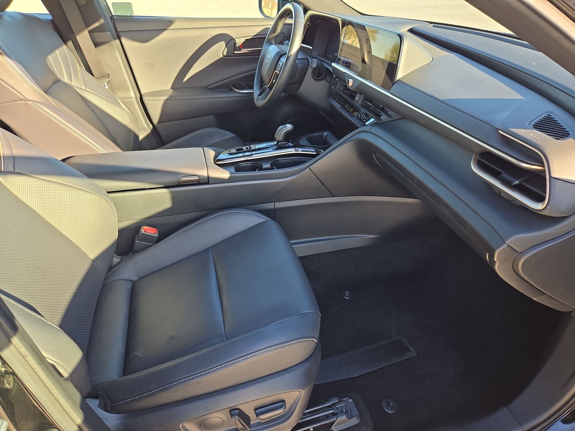 Used 2025 Toyota Crown XLE AWD/4WD image 31