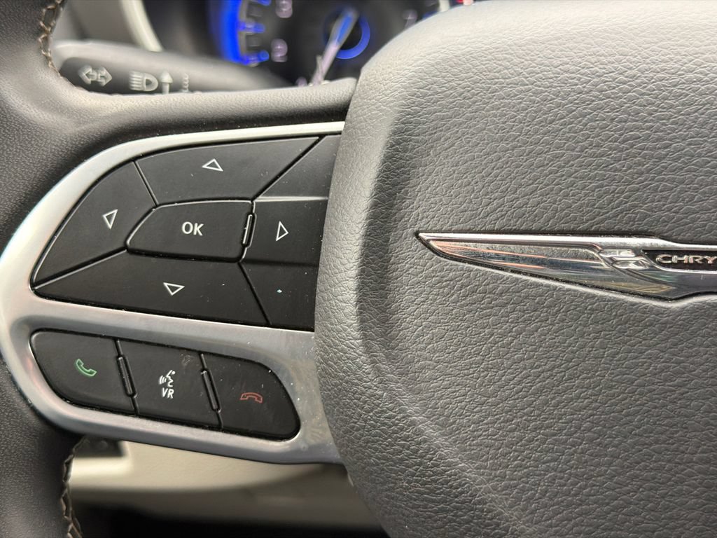 Used 2023 Chrysler Pacifica Touring-L FWD image 28
