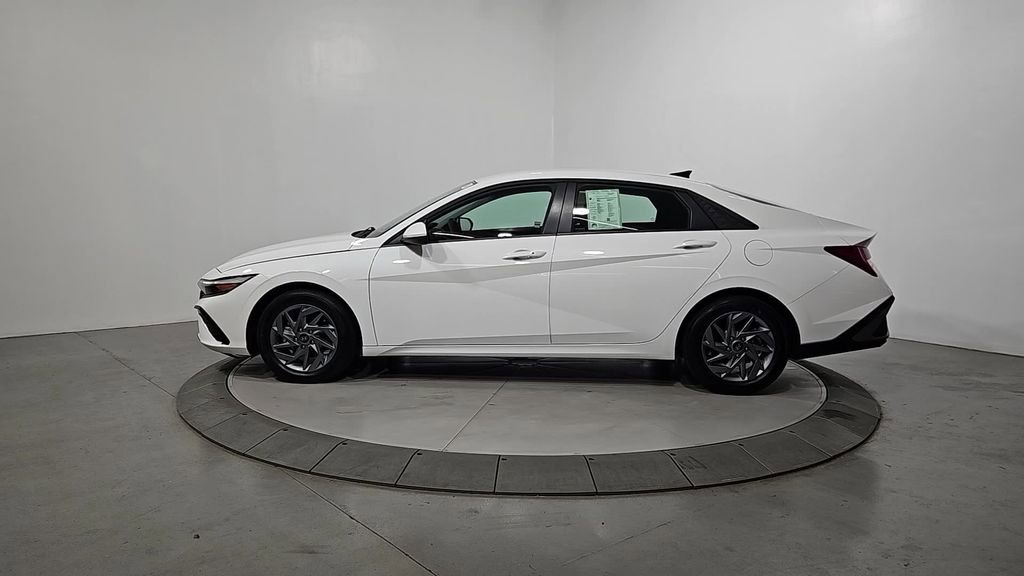 Certified 2025 Hyundai Elantra Blue FWD image 2