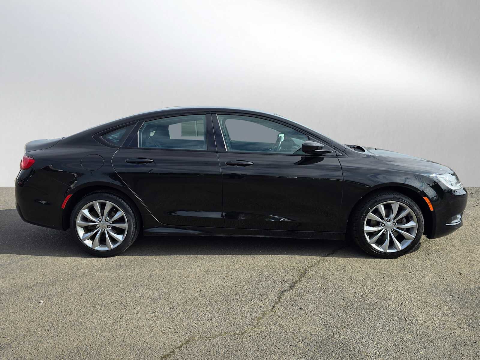 Used 2016 Chrysler 200 S image 2