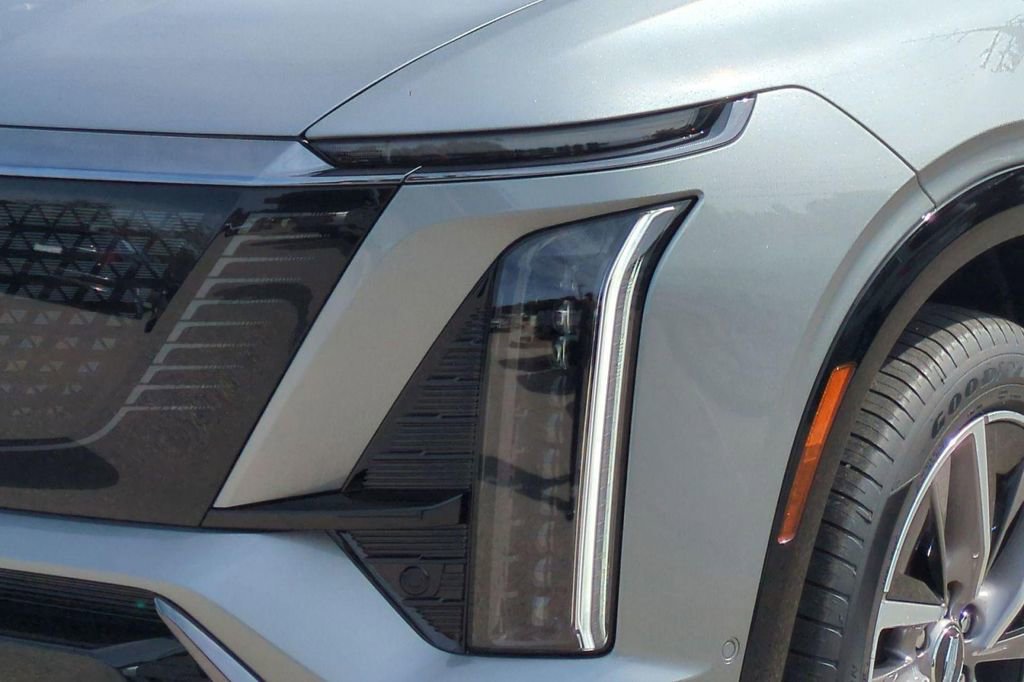 New 2026 Cadillac Vistiq Luxury w/ LPO, Floor Liner Package AWD/4WD image 18