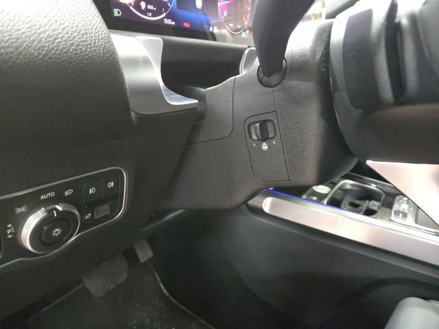 Used 2025 Mercedes-Benz GLB 250 4MATIC image 4