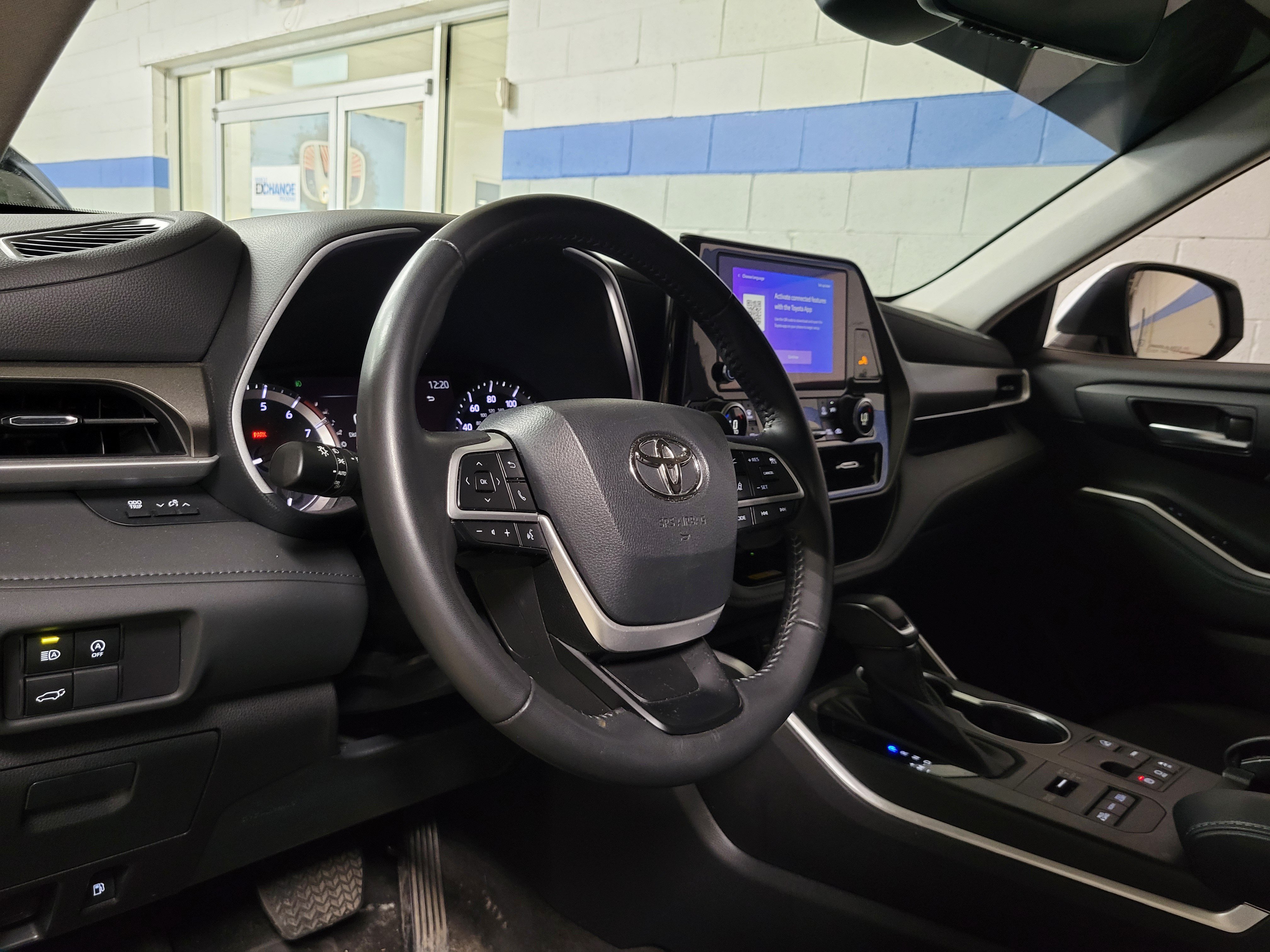 Used 2023 Toyota Highlander XLE AWD/4WD image 11