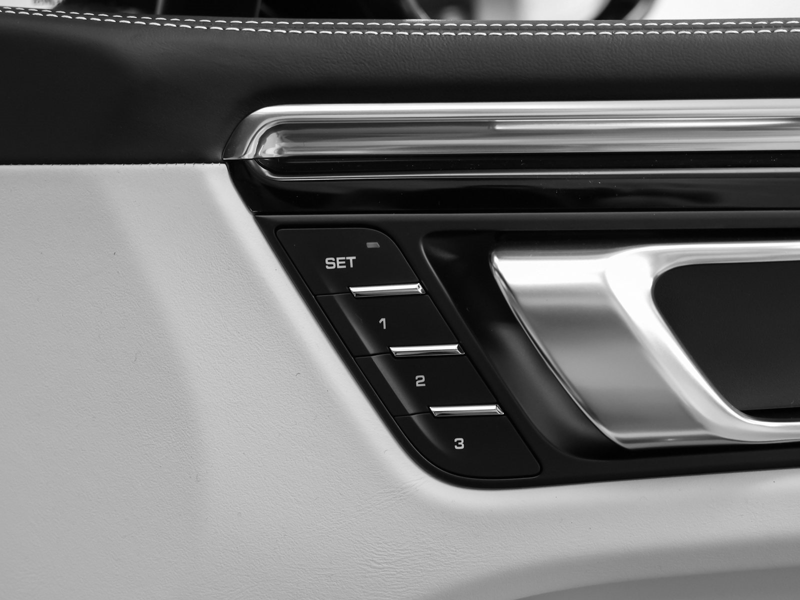 Used 2025 Porsche Macan image 19