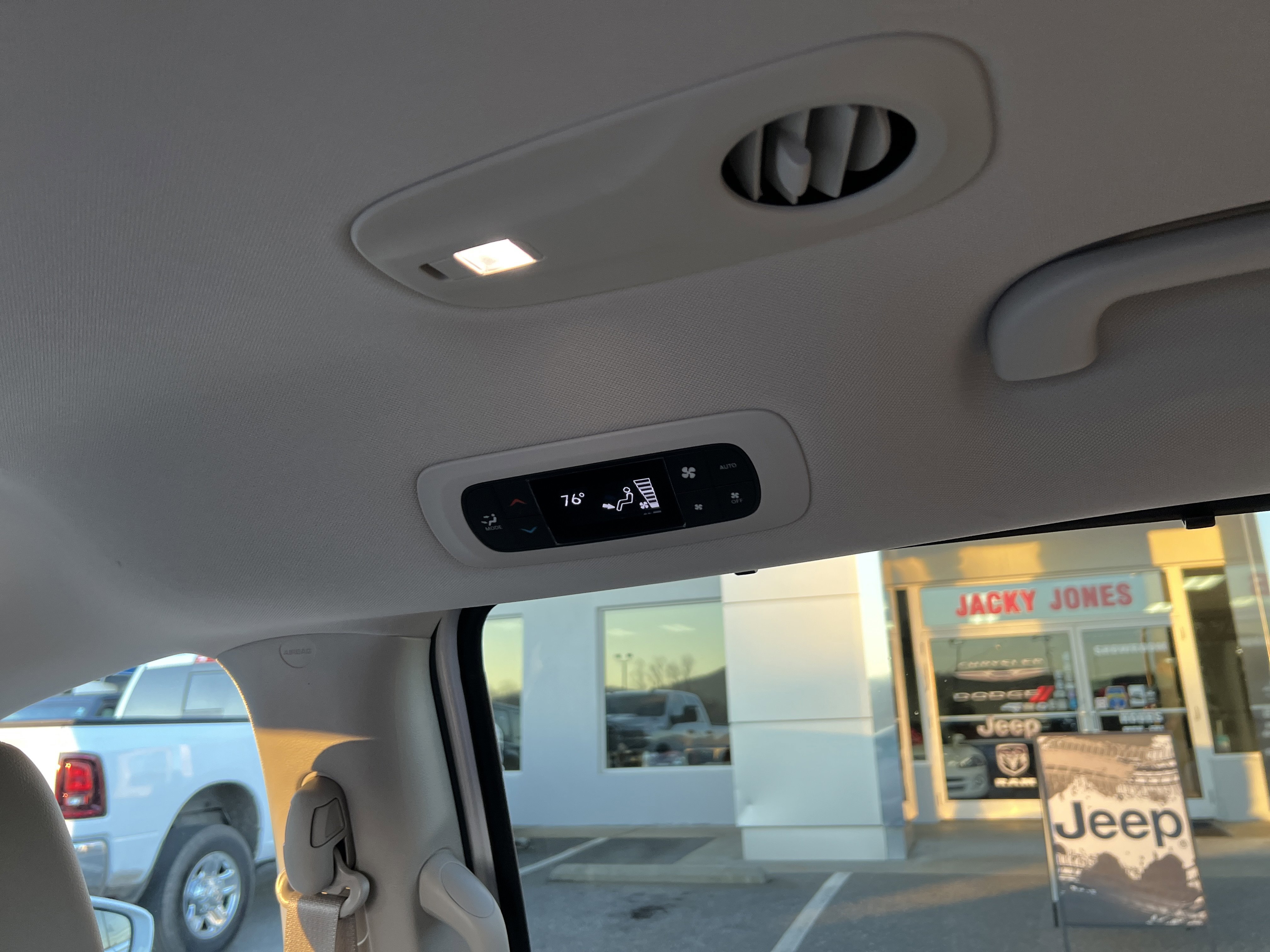 Used 2021 Chrysler Pacifica Touring-L image 11