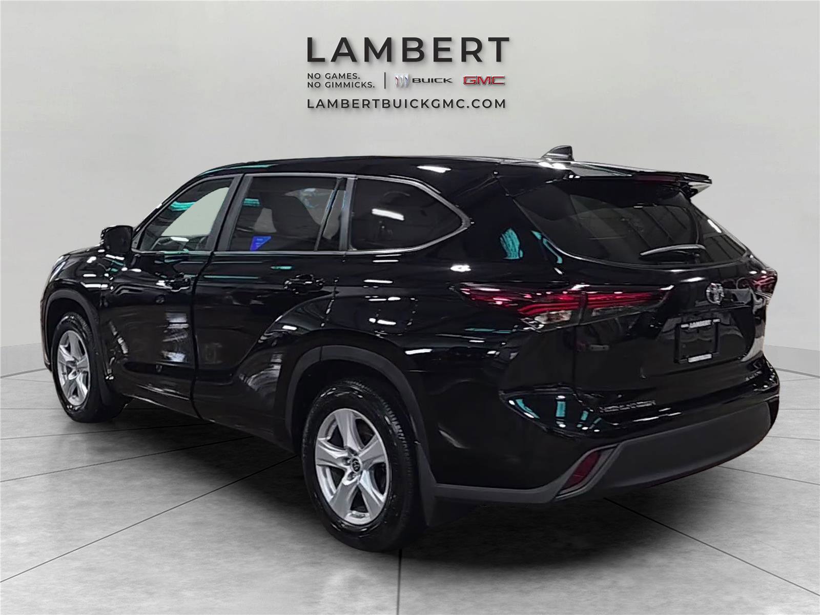 Used 2024 Toyota Highlander LE AWD/4WD image 3