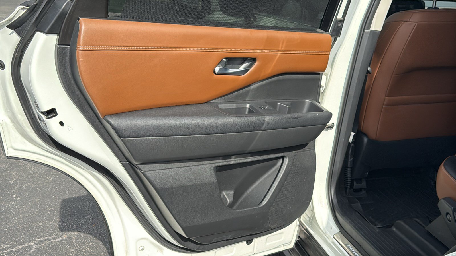 Used 2022 Nissan Pathfinder Platinum w/ Lighting Package (N93) FWD image 15