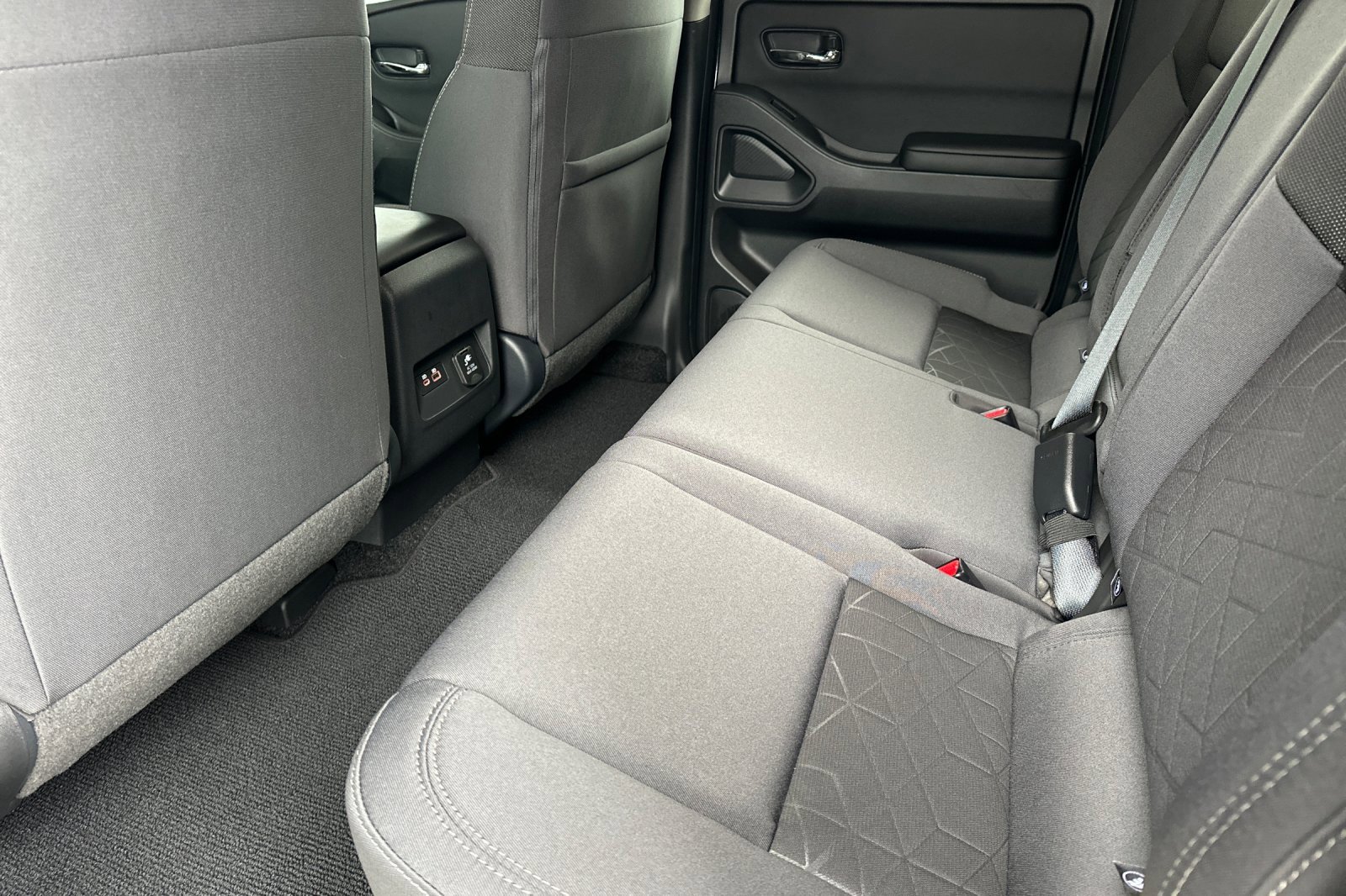 Used 2025 Nissan Frontier SV w/ SV Convenience Package image 14