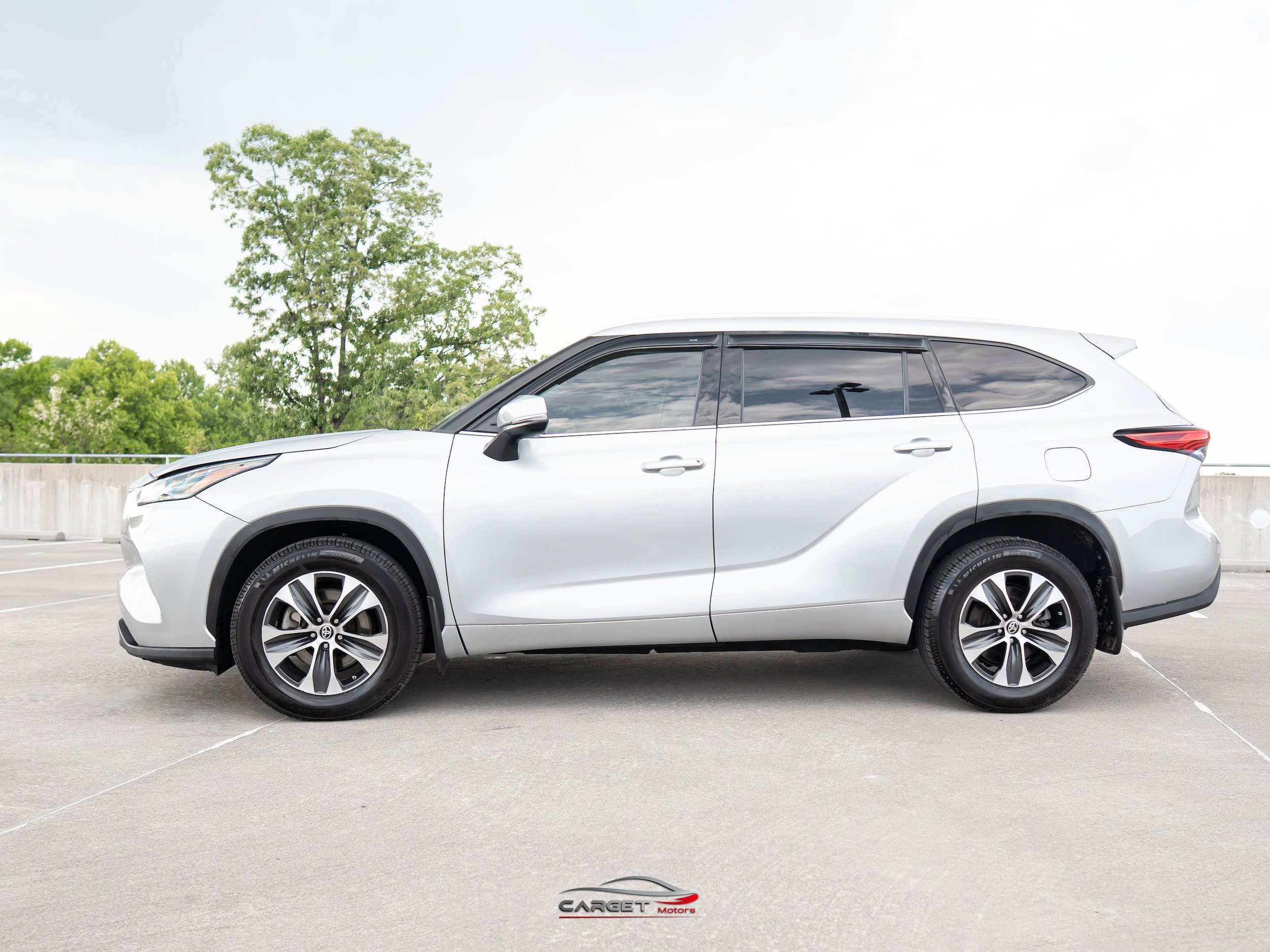 Used 2021 Toyota Highlander XLE AWD/4WD image 4