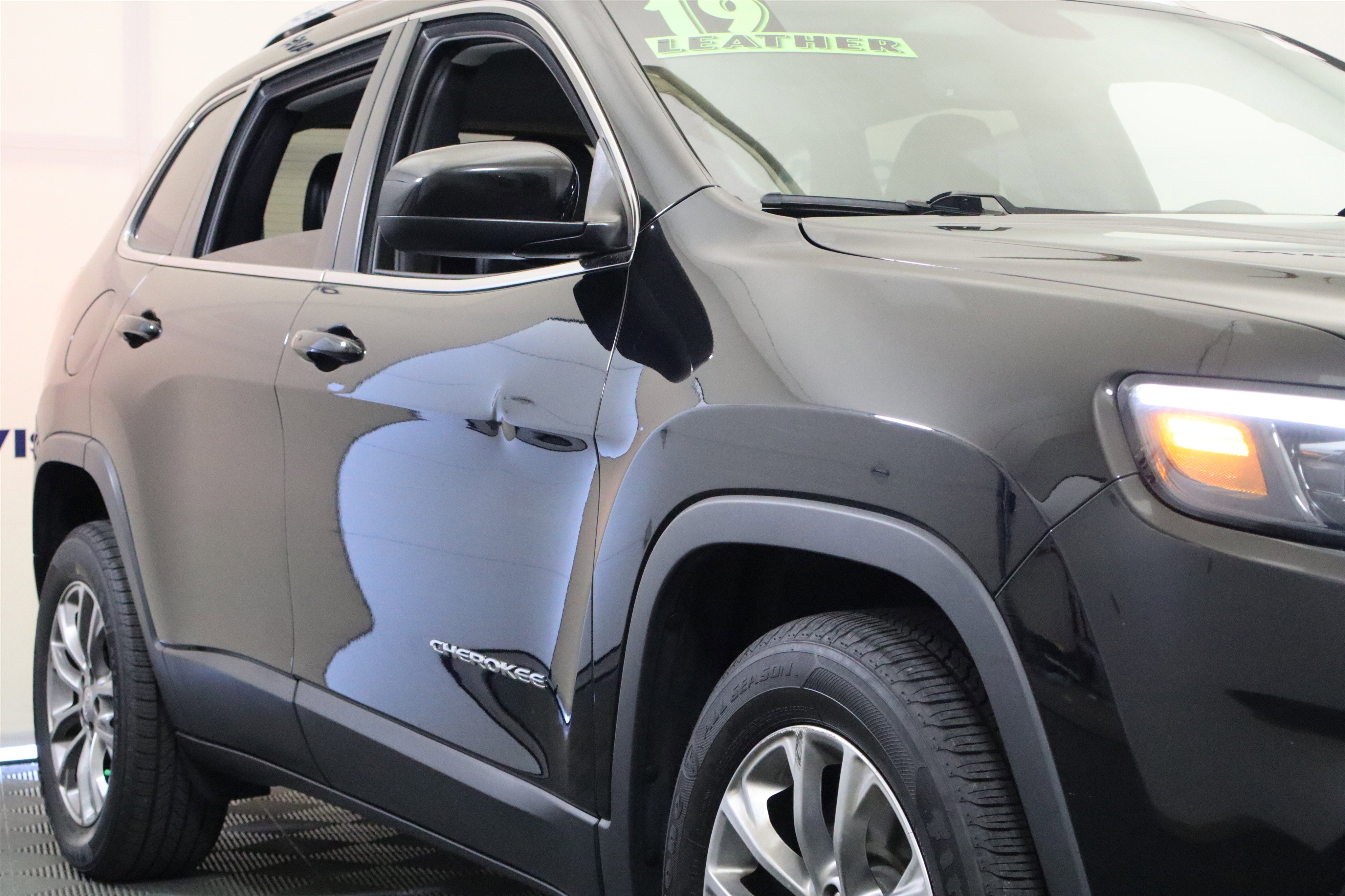 Used 2019 Jeep Cherokee Latitude Plus w/ Comfort/Convenience Group image 4