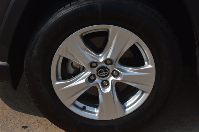 Used 2021 Toyota RAV4 XLE FWD image 11