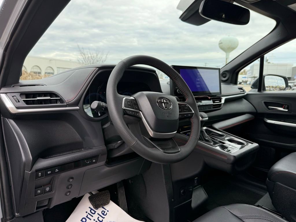 Used 2025 Toyota Sienna XSE image 35