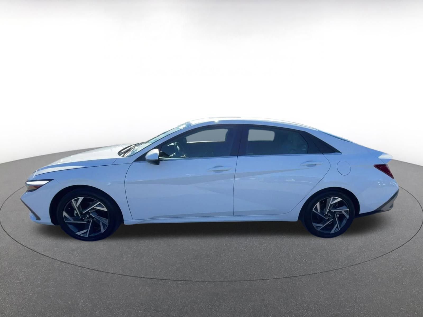 Used 2025 Hyundai Elantra Limited image 9