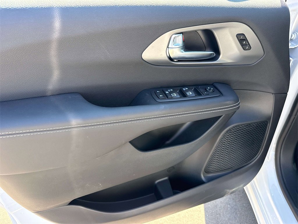 New 2026 Chrysler Pacifica Select image 18