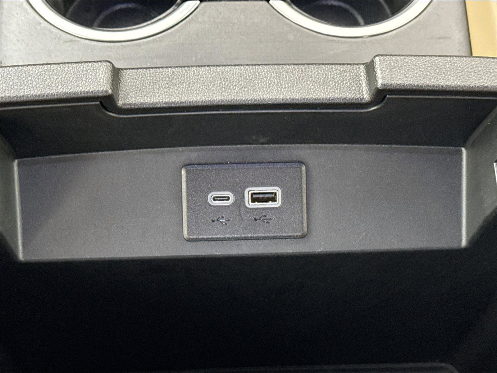 Used 2024 Chevrolet Suburban Premier RWD image 36