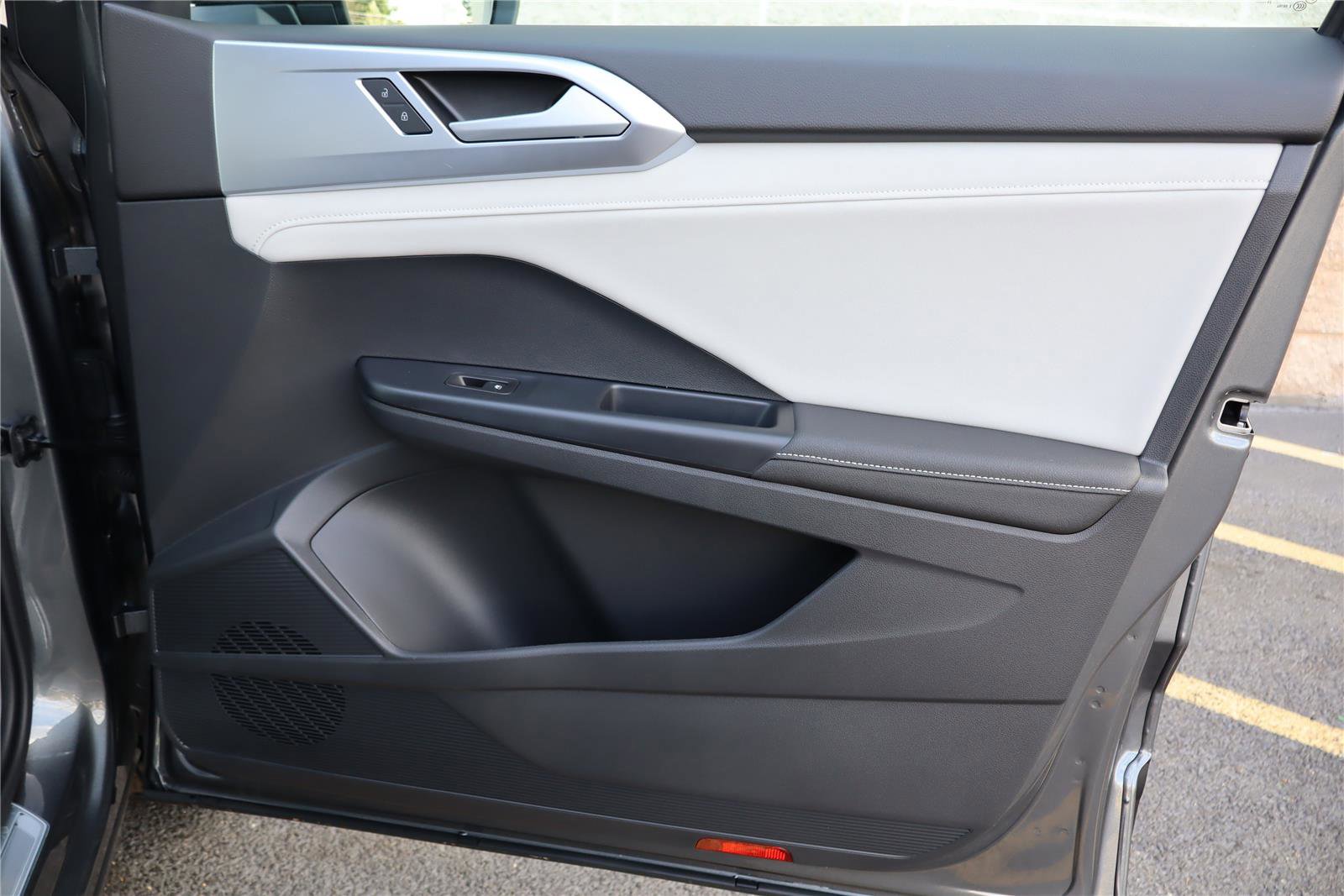 Certified 2025 Volkswagen Taos SE w/ Panoramic Sunroof Package image 27