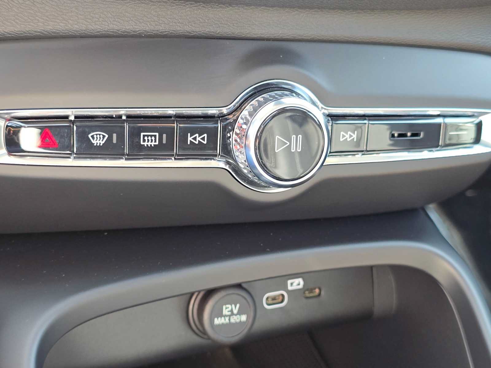 Used 2026 Volvo XC40 B5 Plus w/ Protection Package Premier AWD/4WD image 27