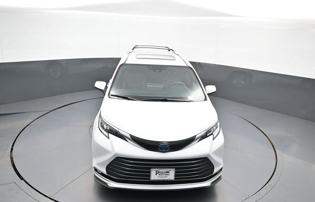 Certified 2025 Toyota Sienna Limited AWD/4WD image 37