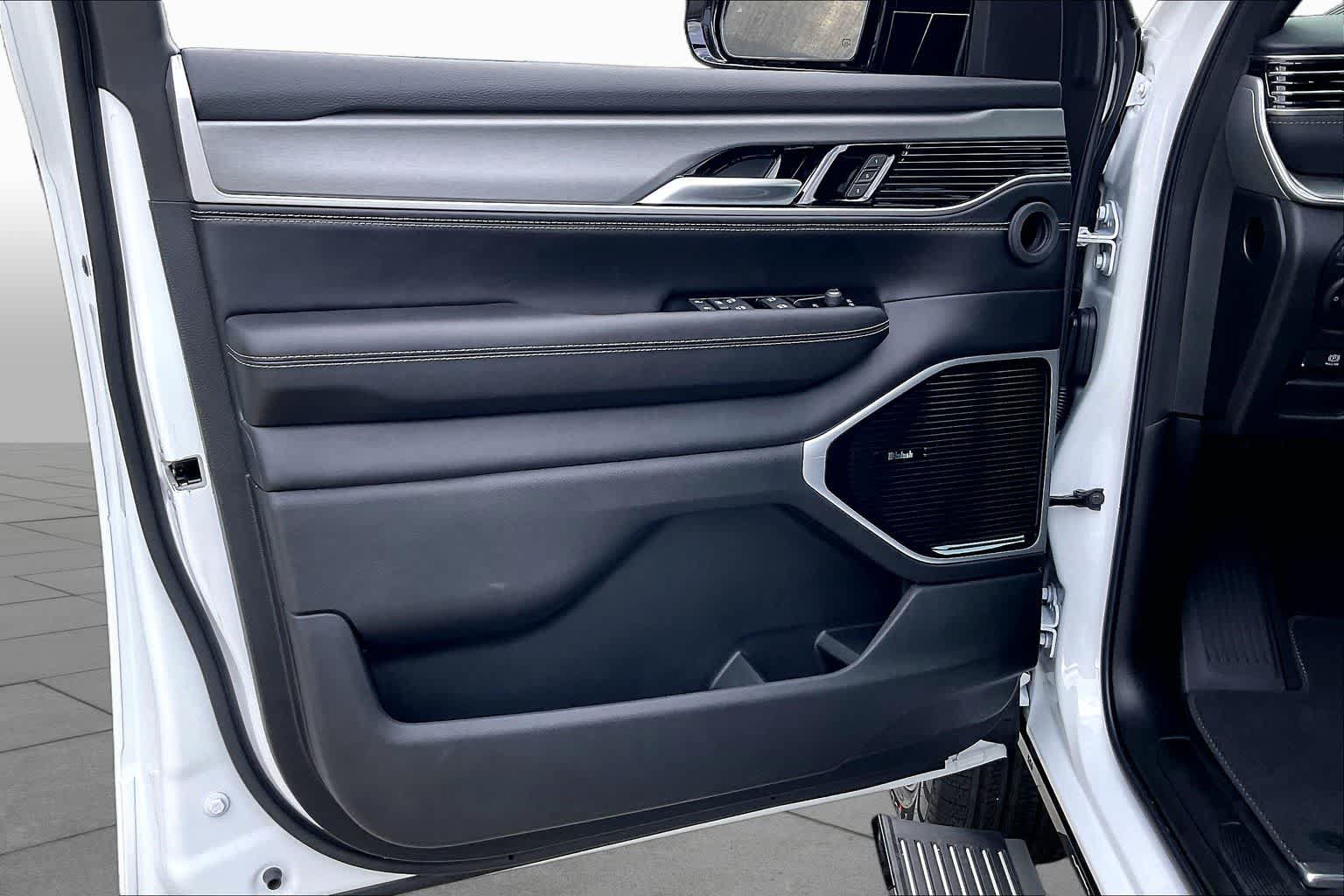 New 2026 Jeep Grand Wagoneer L Limited AWD/4WD image 10
