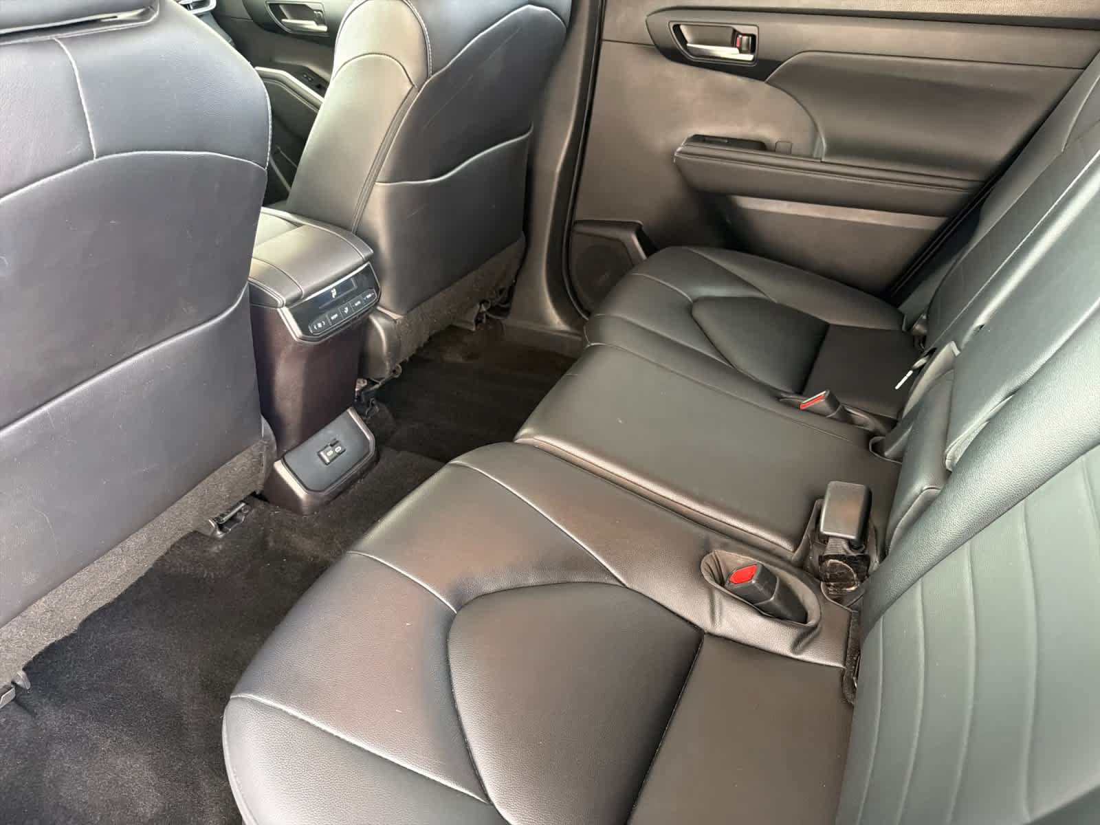 Used 2023 Toyota Highlander XLE FWD image 4