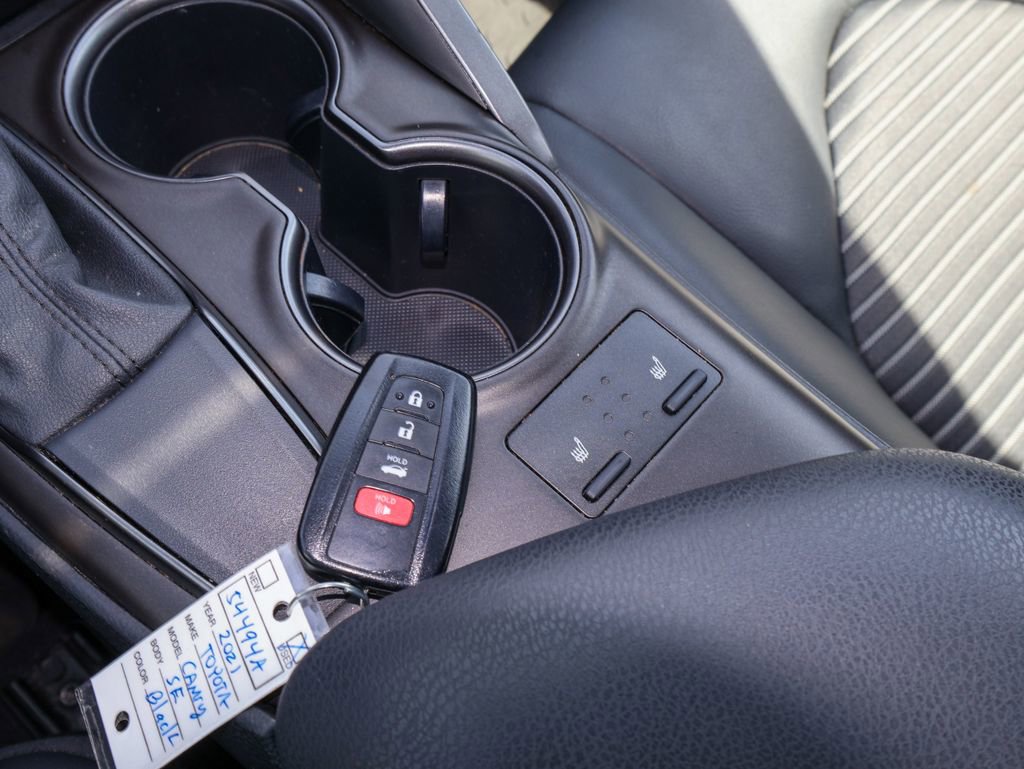 Used 2021 Toyota Camry SE w/ Cold Weather Package FWD image 22