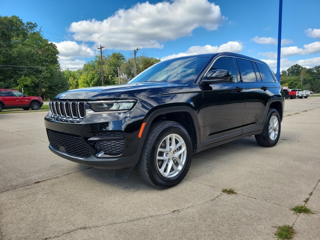 Used 2023 Jeep Grand Cherokee Laredo X AWD/4WD image 2