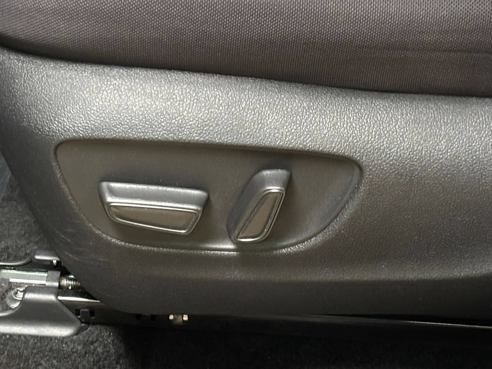 Used 2025 Toyota Highlander LE FWD image 22