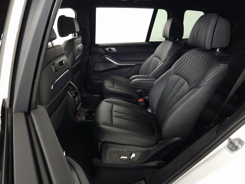 Used 2025 BMW X7 M60i w/ Climate Comfort Package image 40