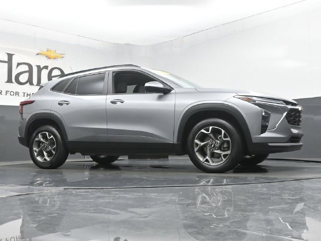 Used 2025 Chevrolet Trax LT FWD image 2