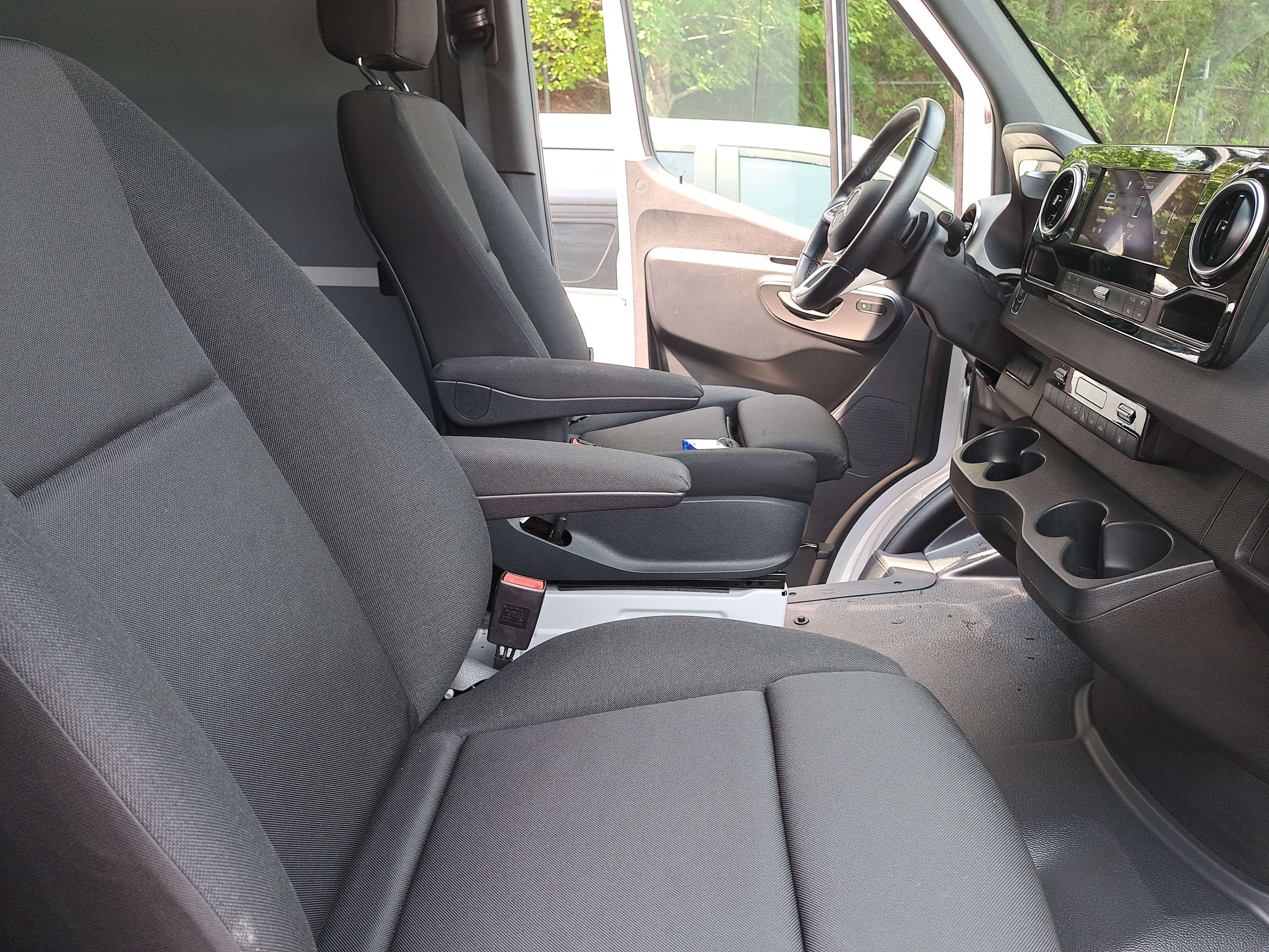 Used 2024 Mercedes-Benz eSprinter 170 Cargo image 11