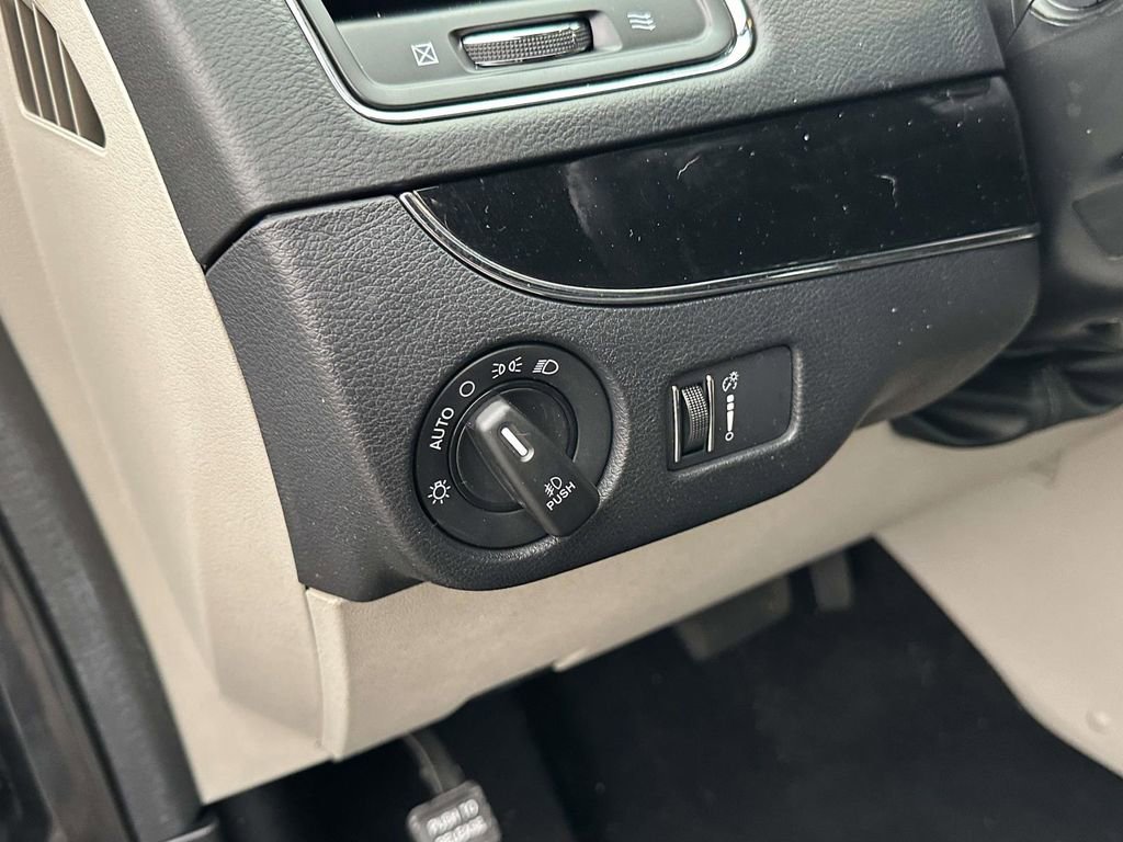 Used 2019 Dodge Grand Caravan SXT image 21