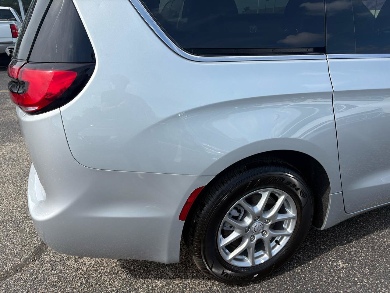 Used 2026 Chrysler Pacifica Select FWD image 14