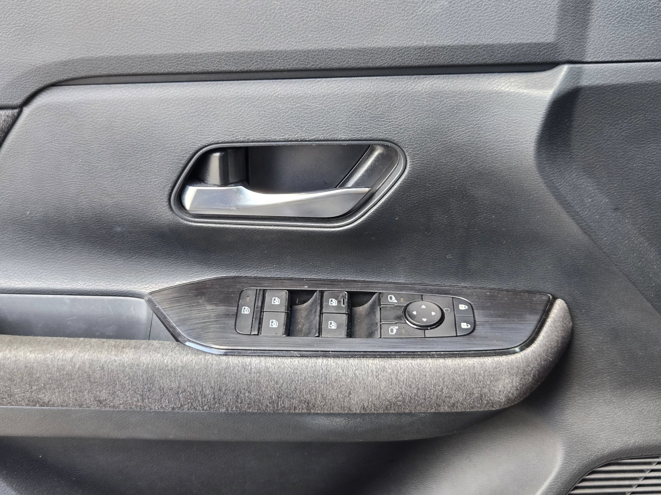 Used 2025 Nissan Kicks SV FWD image 11
