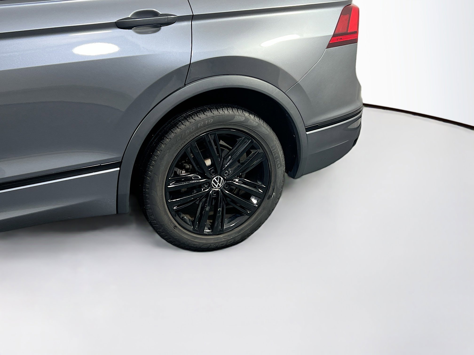 Used 2022 Volkswagen Tiguan SE R-Line image 30