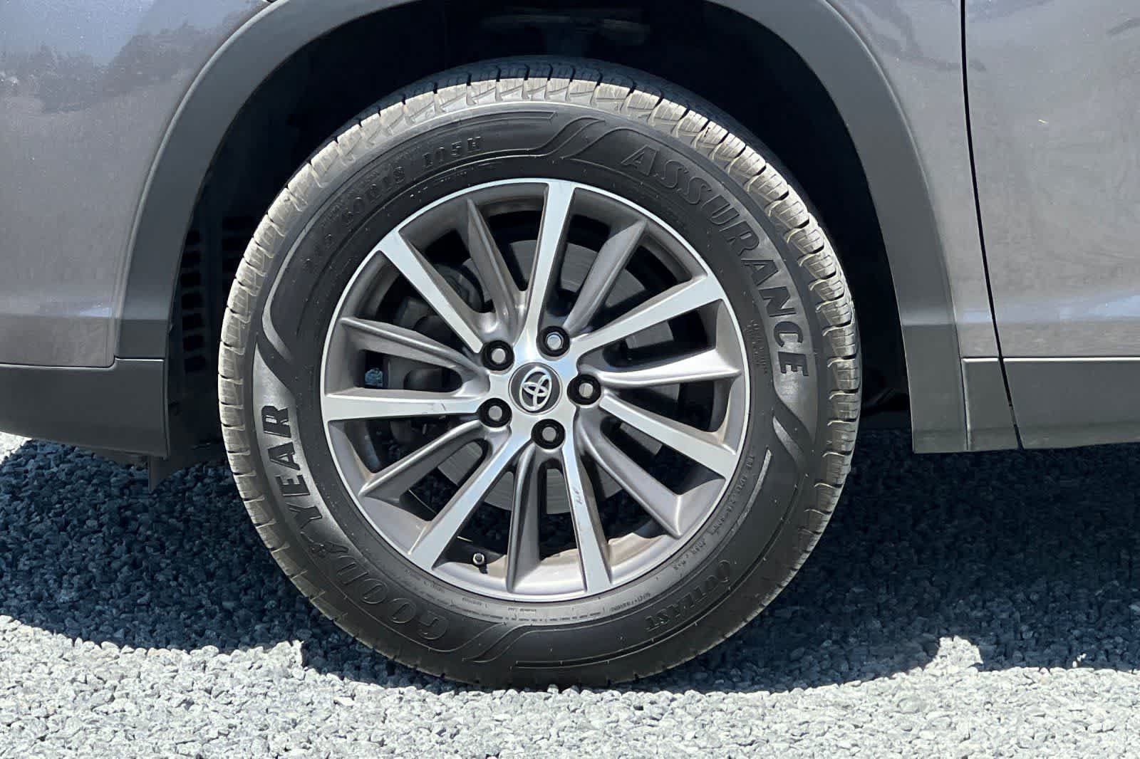 Used 2019 Toyota Highlander XLE FWD image 12