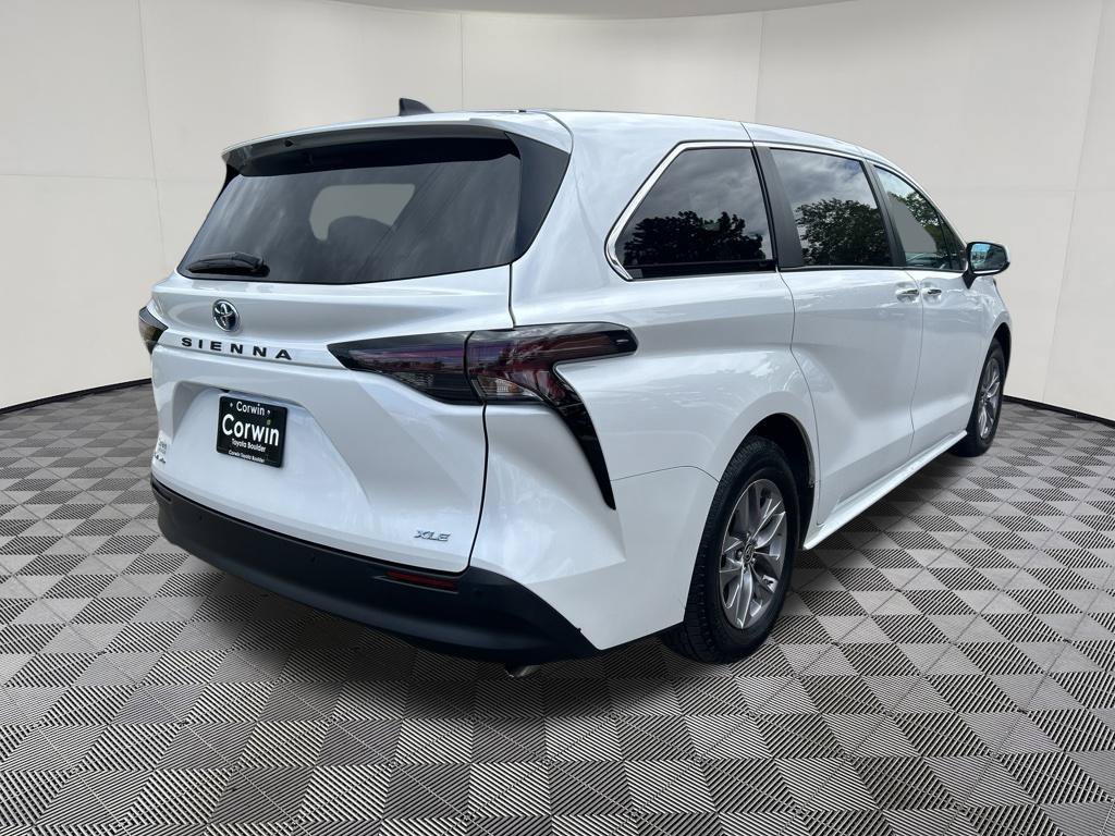 Used 2025 Toyota Sienna XLE AWD/4WD image 8