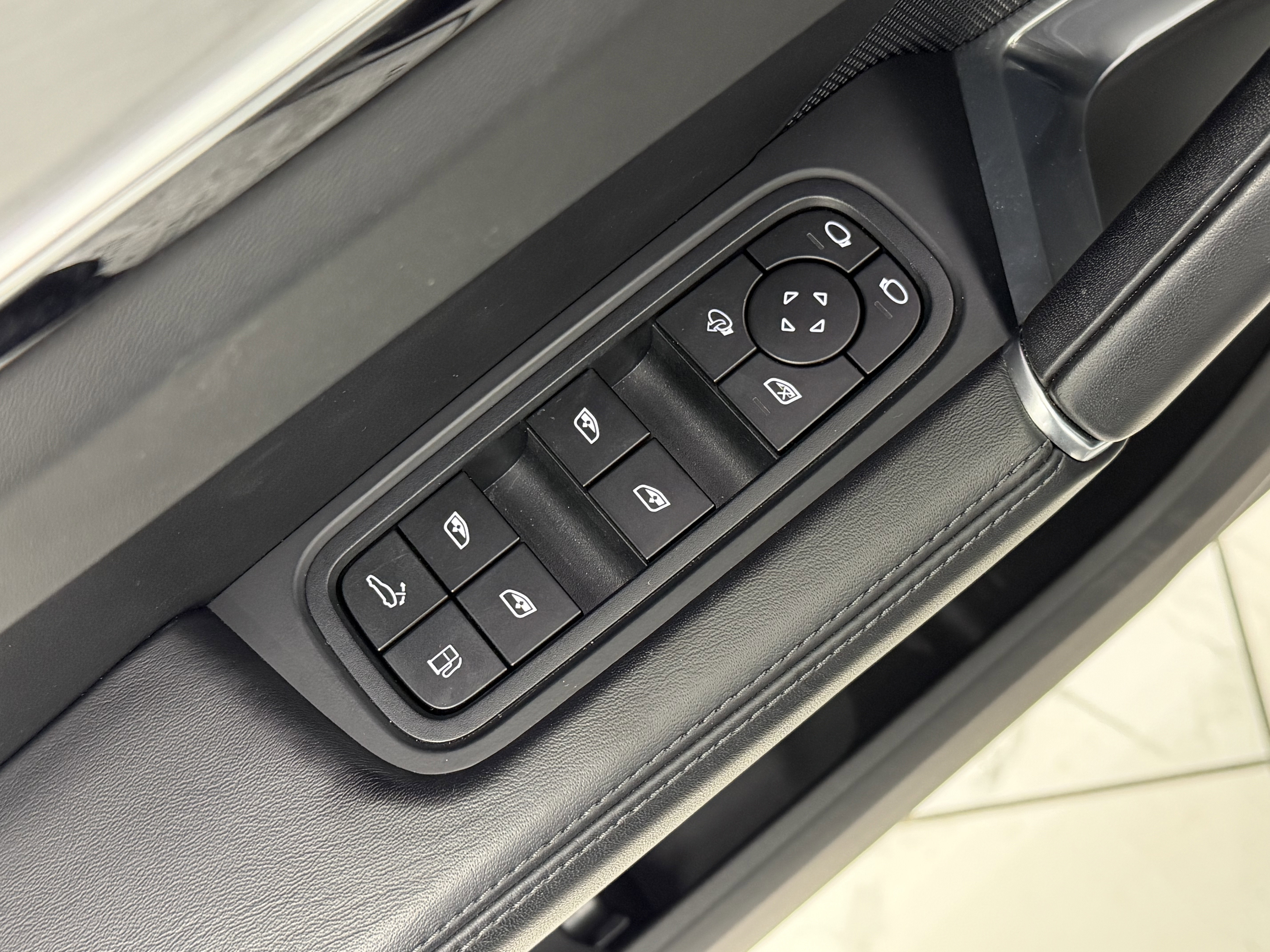 Certified 2023 Porsche Cayenne Turbo S image 28