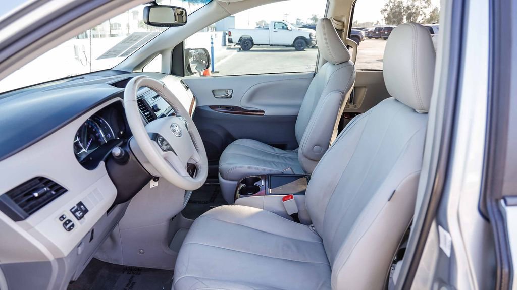 Used 2014 Toyota Sienna L image 19