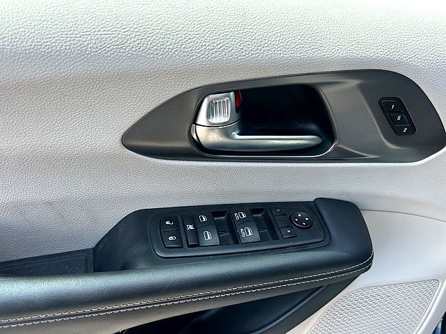 Used 2023 Chrysler Pacifica Touring-L FWD image 17