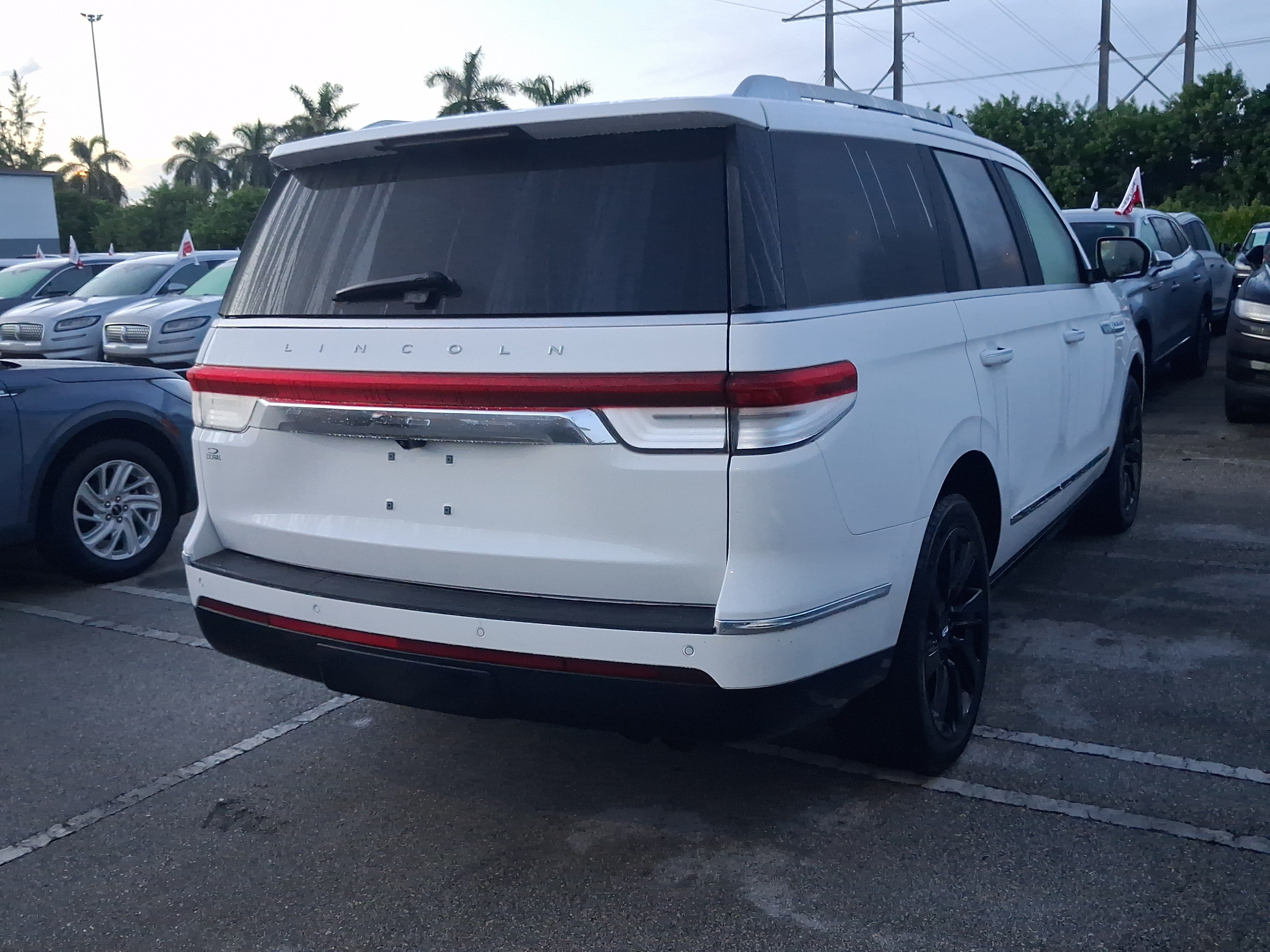 Certified 2023 Lincoln Navigator Reserve w/ Monochromatic Package AWD/4WD image 4
