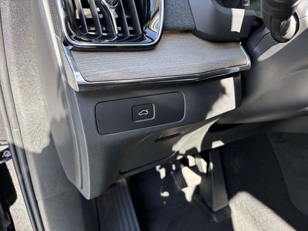 New 2026 Volvo XC90 B6 Plus w/ Protection Package Premier image 15