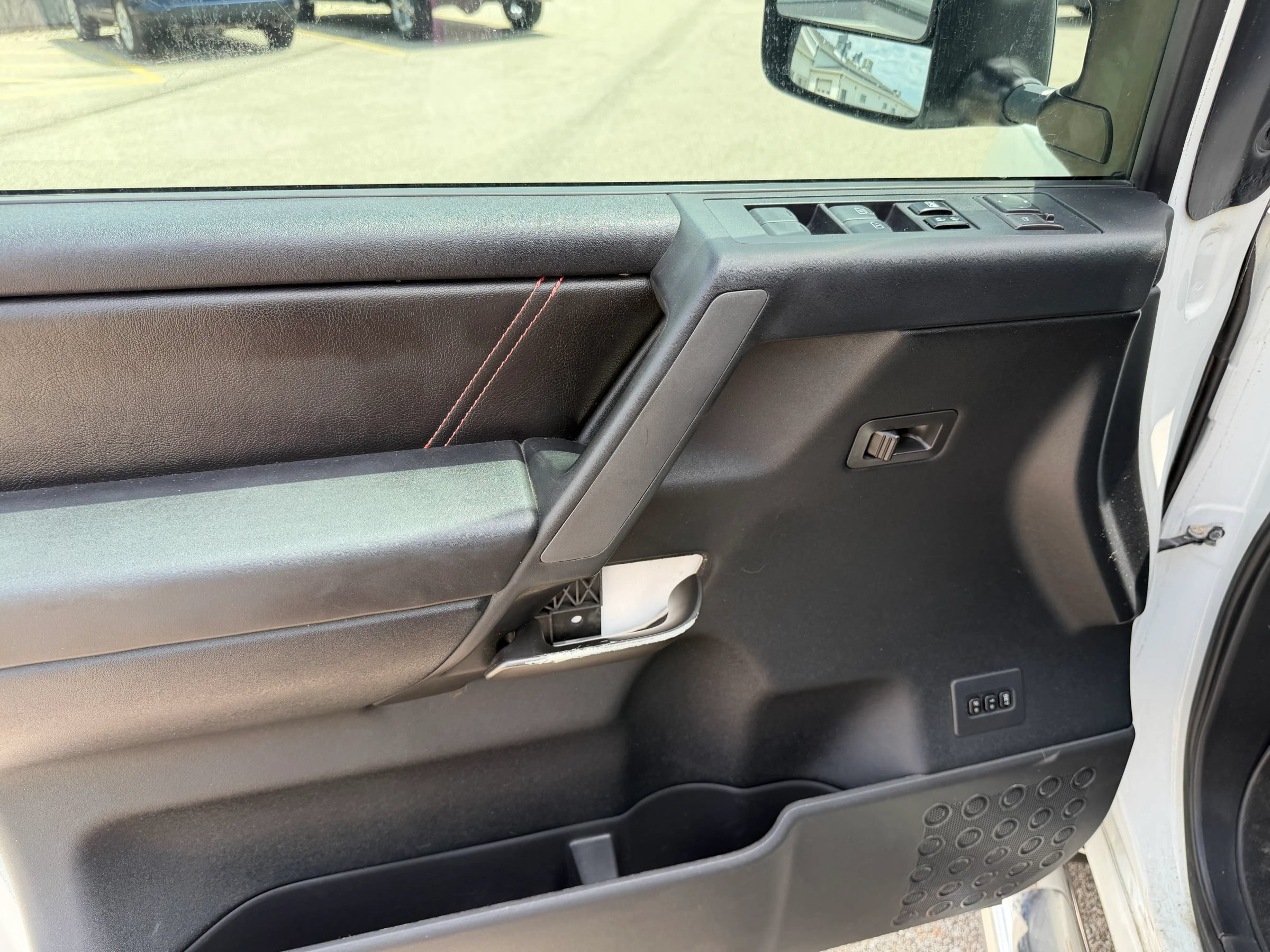 Used 2011 Nissan Titan 4x4 Crew Cab image 12