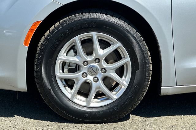 Used 2022 Chrysler Voyager LX image 34