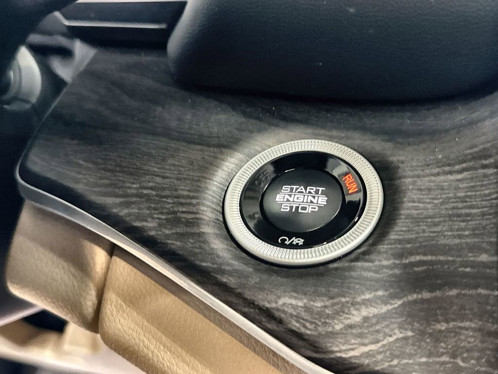 Used 2025 Jeep Grand Cherokee Limited image 24