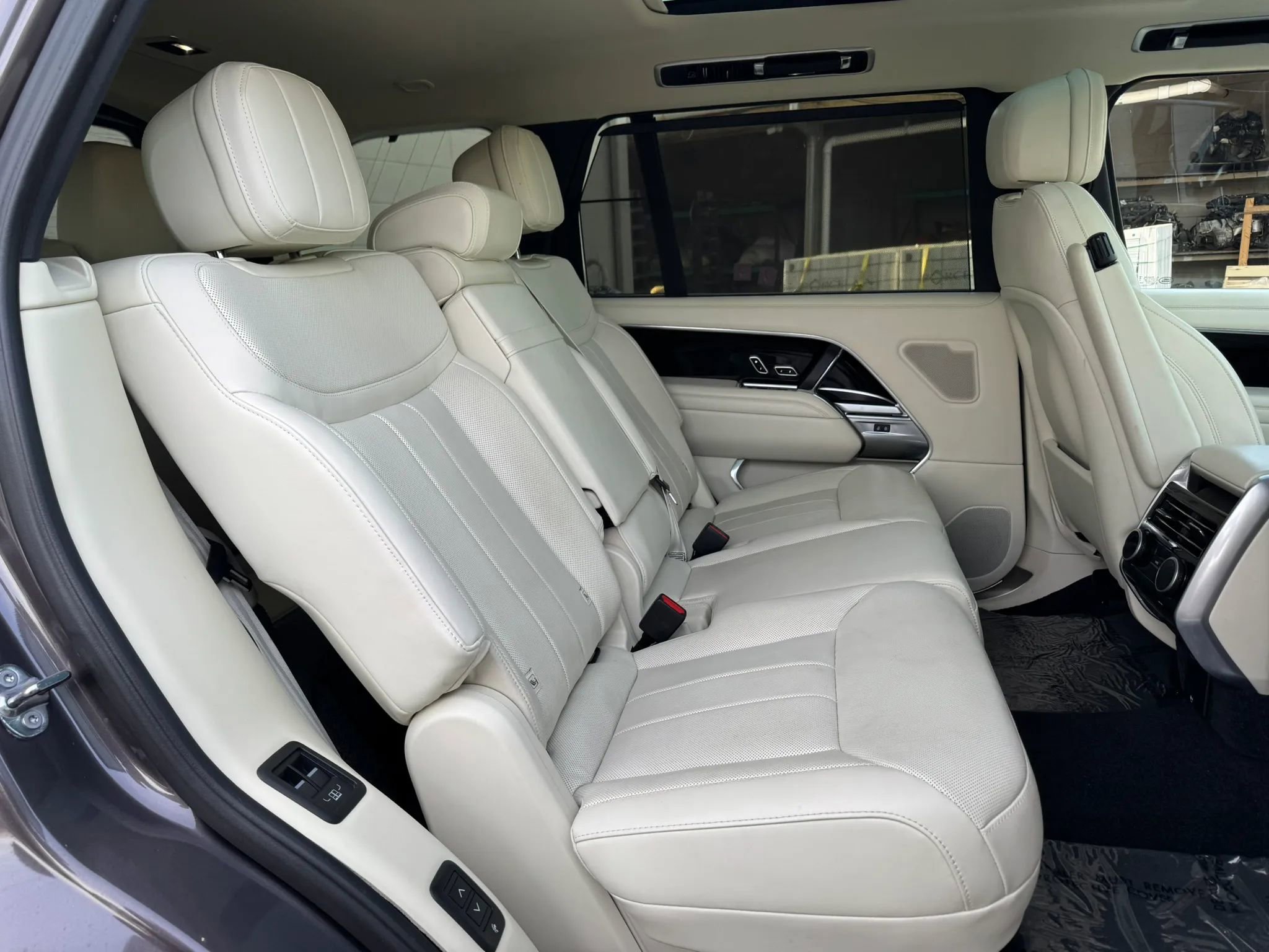 Used 2025 Land Rover Range Rover Long Wheelbase SE image 32