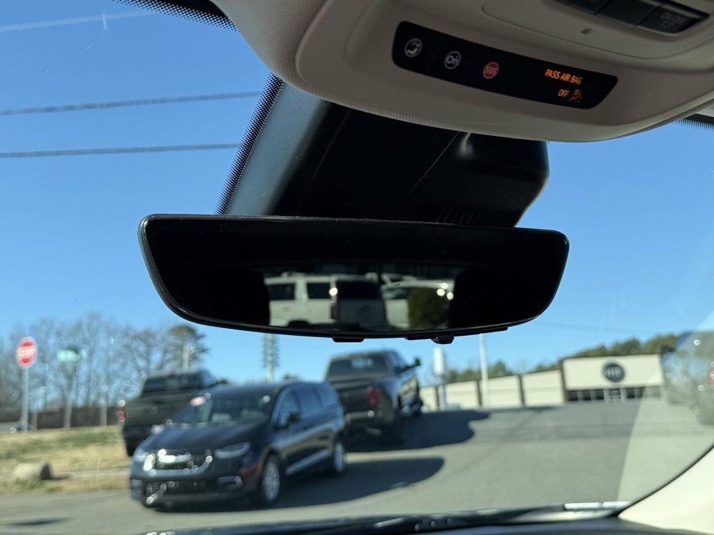 Used 2022 Buick Envision Essence w/ Technology Package II image 27