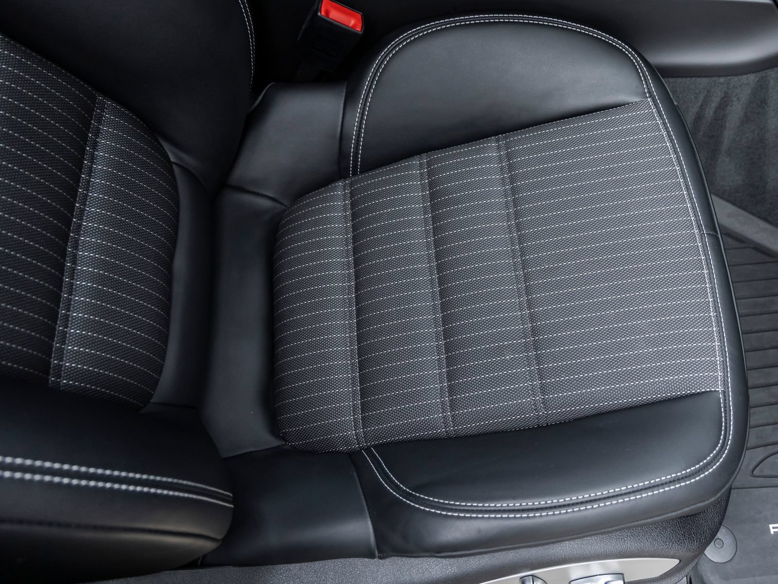 Certified 2025 Porsche Macan Turbo AWD/4WD image 39