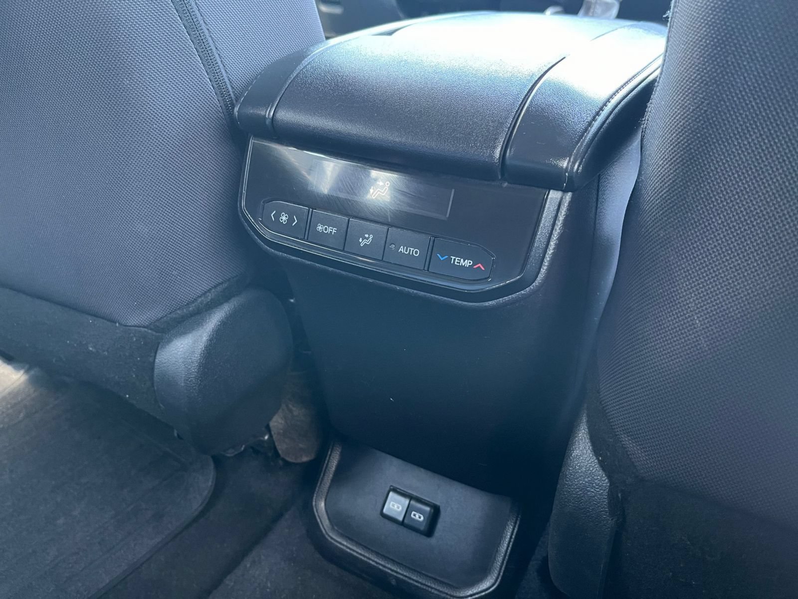Used 2025 Toyota Highlander LE FWD image 25