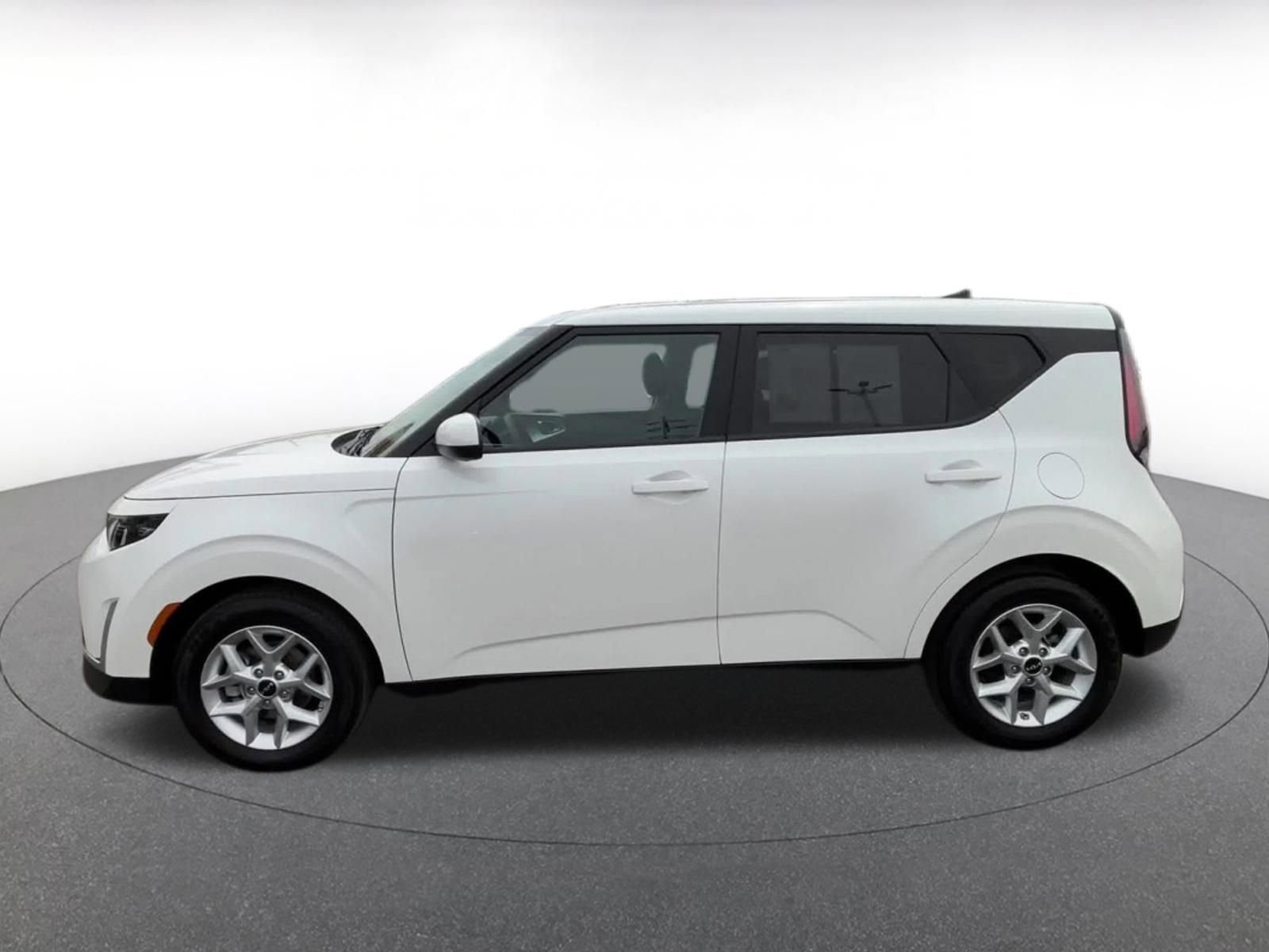 Used 2025 Kia Soul LX w/ LX Technology Package FWD image 9